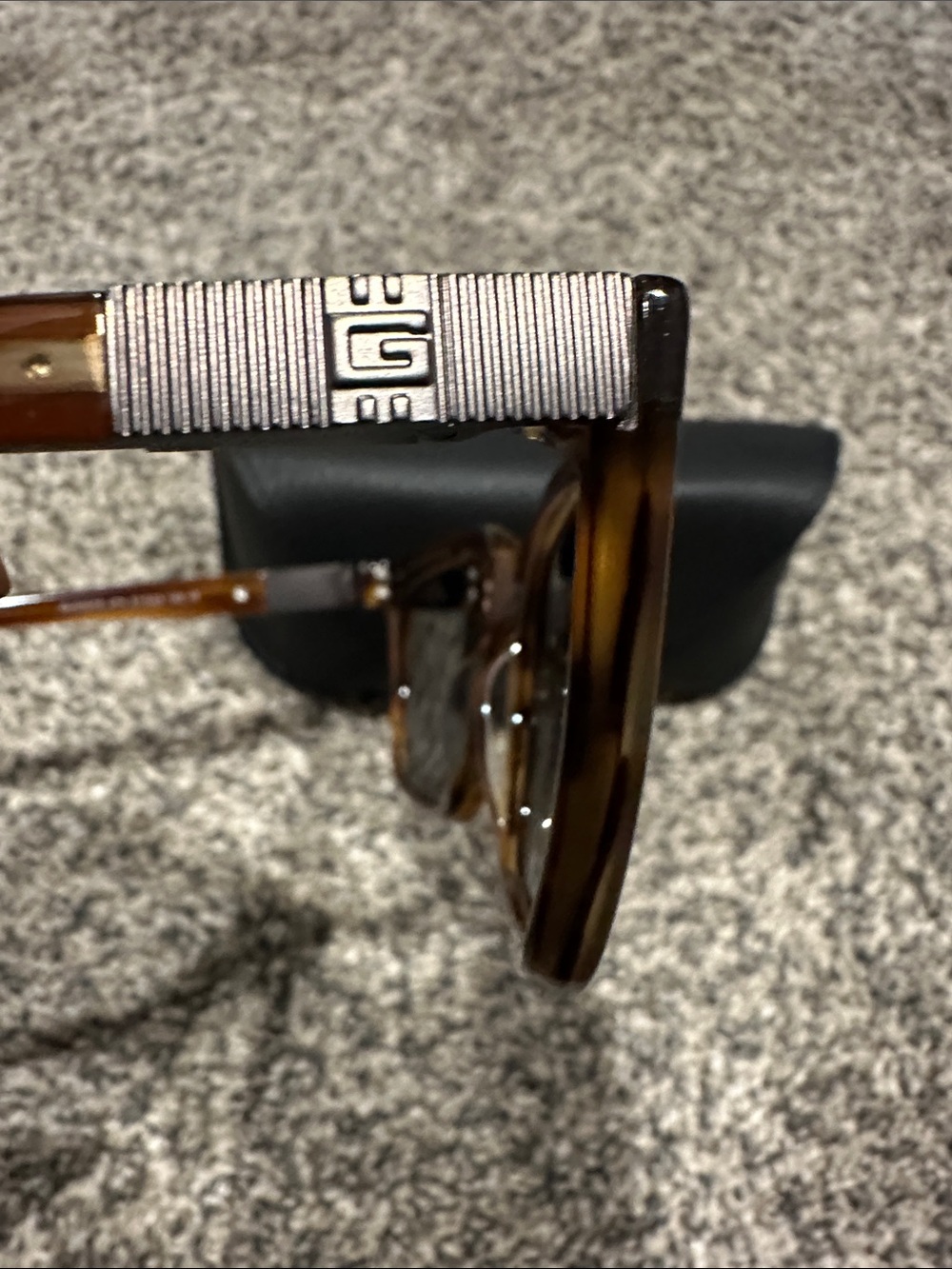 😎NWOT Guess Tortoiseshell Sunglasses with Black Lenses - Picture 4 of 7